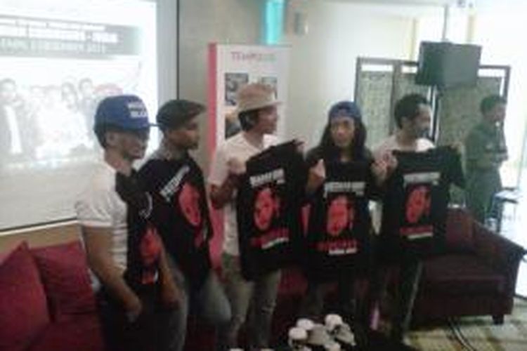 Personil Slank menunjukan kaos Solidaritas untuk Udin usai Jumpa Pers di hotel Jambu Kluwuk Yogyakarta