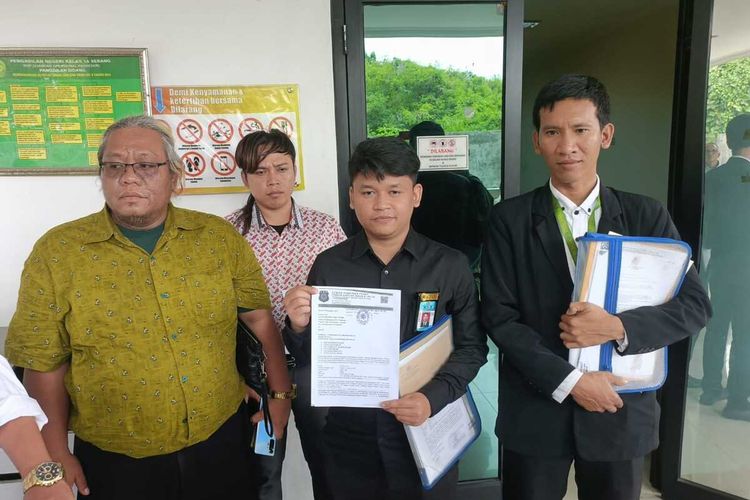 Tim pengacara petani asal Lebak, Banten, Sanajaya memperlihatkan berkas gugatan usai sidang praperadilan penetapan tersangka kasus dugaan penggelapan SHM di PN Serang. Selasa (2/1/2024).