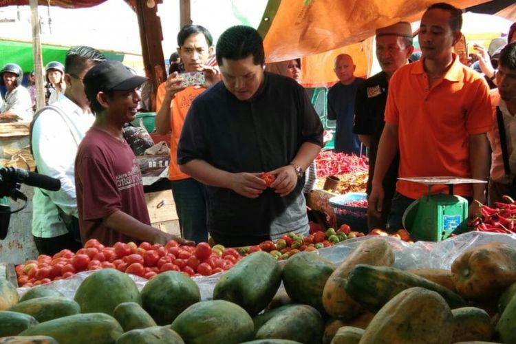 Ketua Tim Kampanye Nasional (TKN) Jokowi-Maruf Amin,  Erick Thohir melakukan blusukan ke Pasar Terong Makassar,  Kamis (20/12/2018).