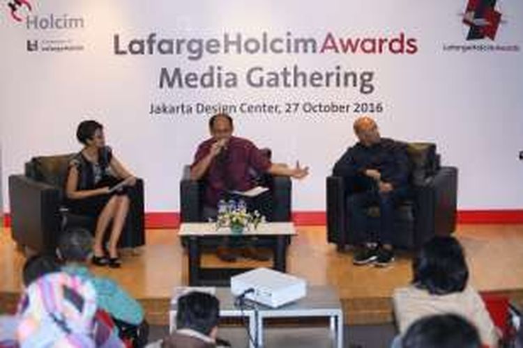 Oepoyo Prakoso, LafargeHolcim Awards Coordinator untuk Indonesia (tengah) dan Ary Indra, Principle Aboday Architect (kanan), menjadi pembicara dalam acara media gathering LafargeHolcim Awards.