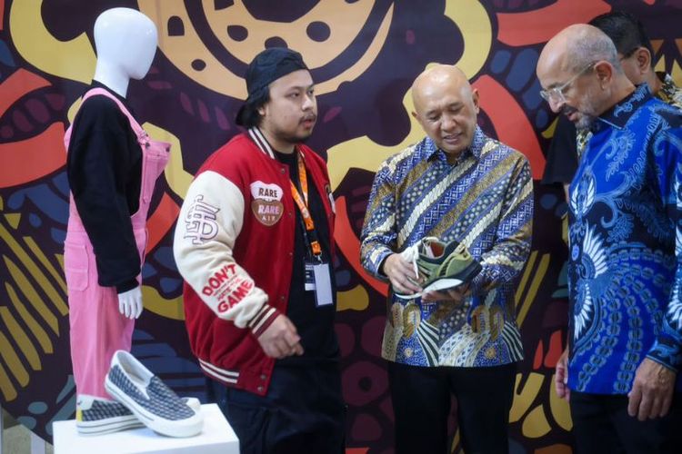 Pertumbuhan ekspor kriya turut mendorong kenaikan jumlah ekspor industri kerajinan sebanyak 24,87 persen pada 2021. Hingga saat ini, produk kriya Indonesia telah menembus lebih 100 negara di dunia. 