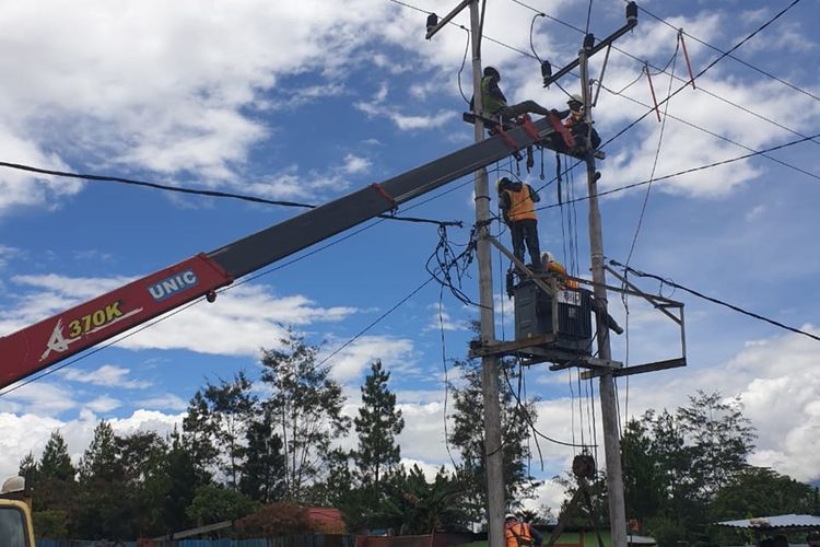 Petugas PLN sedang memperbaiki salah satu jaringan kelistrikan di Wamena, Kabupaten Jayawijaya, Papua, yang rusak saat terjadi kerusuhan pada 23 September, Rabu (2/10/2010).