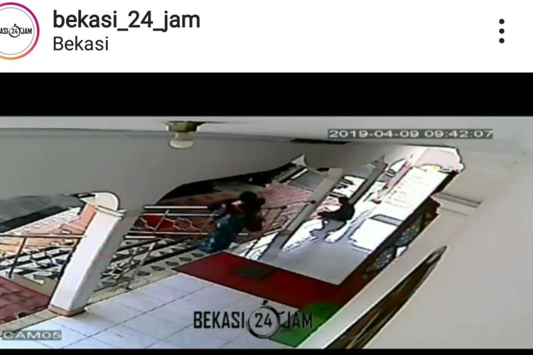 Aksi penculikan balita bernama Anisa Suci Ardiwibowo (3) tertangkap kamera CCTV Masjid Al-Amin, Jalan Bintara Jaya III, Bekasi Barat, Kota Bekasi, Rabu (10/4/2019).
