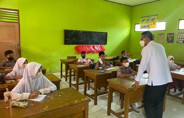 Bupati Ciamis Herdiat Sunarya saat mengecek PTM terbatas di salahsatu sekolah dasar wilayahnya dengan status daerah menerapkan PPKM Level 2 beberapa waktu lalu.