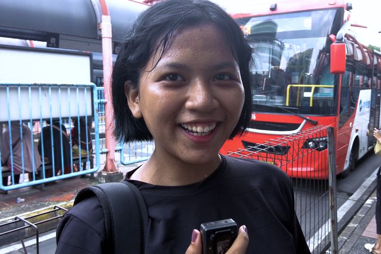 Zayra, salah satu langganan bus Transjakarta rute Blok M- Tanah Abang