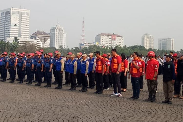 Gubernur DKI Jakarta Anies Baswedan melepas 65 orang satuan tugas untuk membantu menangani kebakaran hutan dan lahan (karhutla) Riau di Lapangan Monas, Jakarta Pusat, Selasa (17/9/2019).