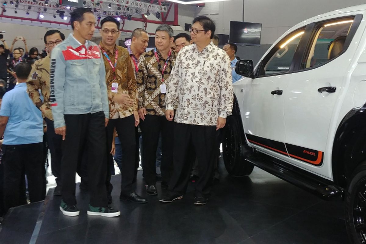 Presiden Joko Widodo menghadiri ajang Indonesia International Motor Show (IIMS) di Jakarta International Expo, Kemayoran, Jakarta, Kamis (19/4/2018). 