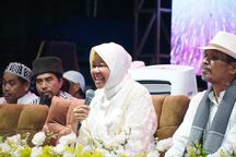 Risma Ikut Berselawat di Surabaya, Jemaah Sebut Rindu akan Kepemimpinannya