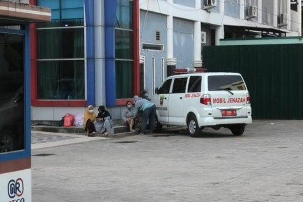 Ambulans yang membawa anggota keluarga Siti Sumirah, Warga Argamulya, Samarinda, Kaltim, yang ditolak beberapa rumah sakit saat sudah berada di RS Atmahusada Mahakam, Kamis (22/7/2021) sore.  
