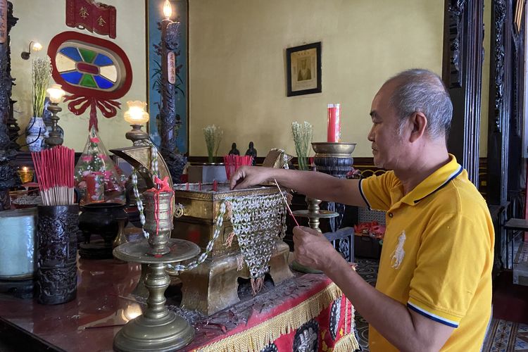Wakil Ketua II bidang eksternal Klenteng, Liem Tiong Yang saat menyiapkan persembahan di Klenteng Boen Bio Surabaya, Selasa (28/1/2025)