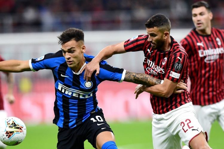 Bek AC Milan Italia Mateo Musacchio (kanan) menahan pemain depan Inter Milan Argentina Lautaro Martinez selama pertandingan sepak bola Serie A Italia AC Milan vs Inter Milan pada 21 September 2019 di stadion San Siro di Milan