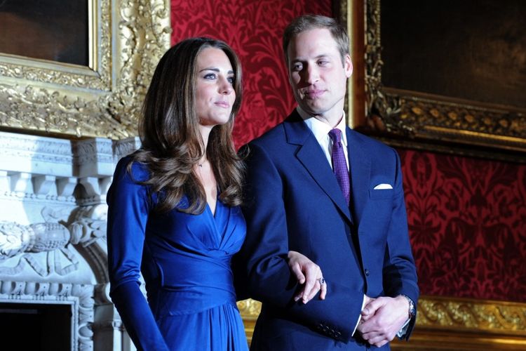 Putri Wales atau Kate Middleton (kiri) ketika berpose dengan Pangeran Wales atau Prince William (kanan) pada tahun 2010. Middleton mengenakan cincin blue sapphire yang diwariskan dari mendiang Putri Diana.