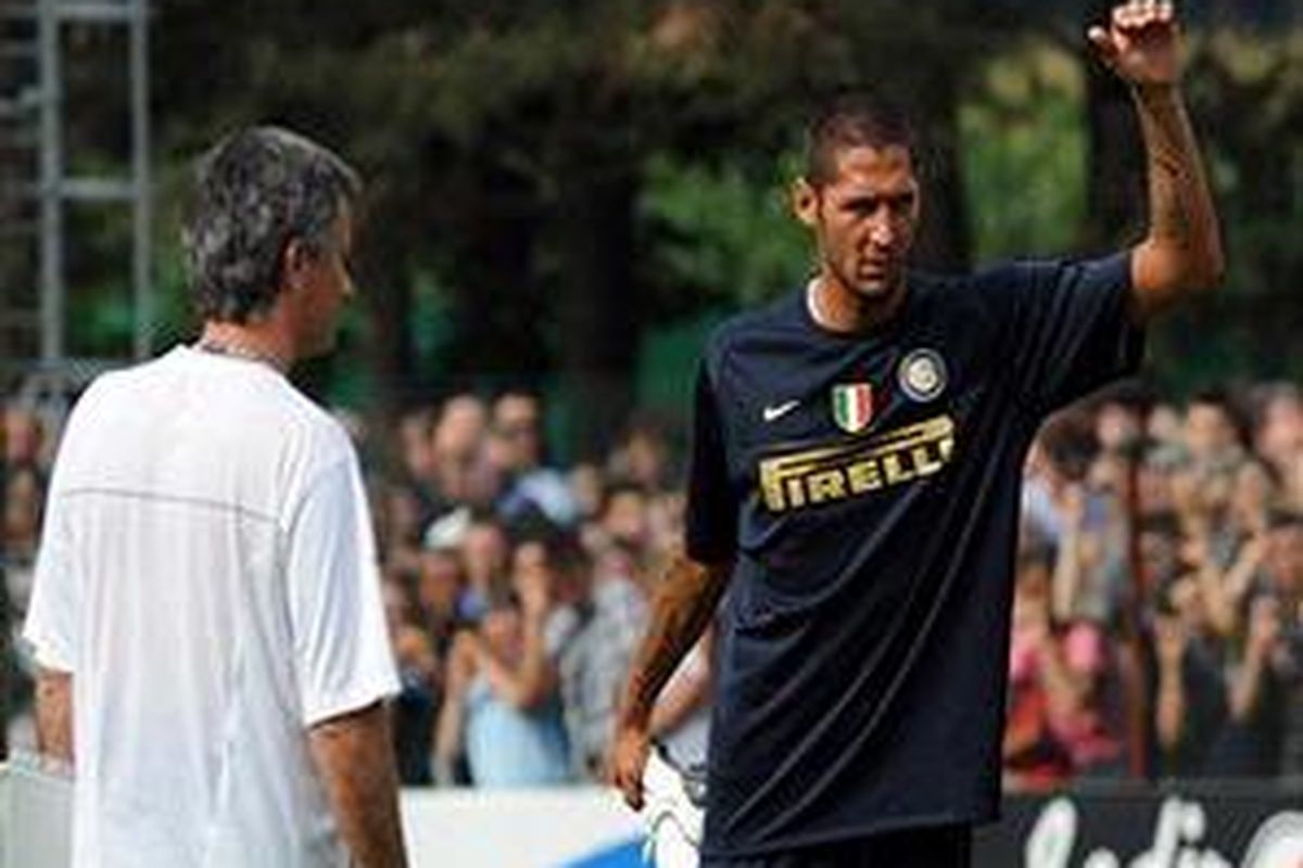 Marco Materazzi (kanan) dalam sesi latihan menjelang pertandingan pramusim. Materazzi cedera dalam laga Trofeo TIM dan harus absen tiga pekan.