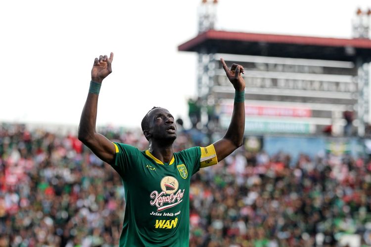 Makan Konate merayakan gol yang dicetaknya pada laga Madura United vs Persebaya yang berlangsung pada laga terakhir penyisihan Grup A, Piala Gubernur Jawa Timur 2020, di Stadion Gelora Bangkalan, Jumat (14/2/2020).