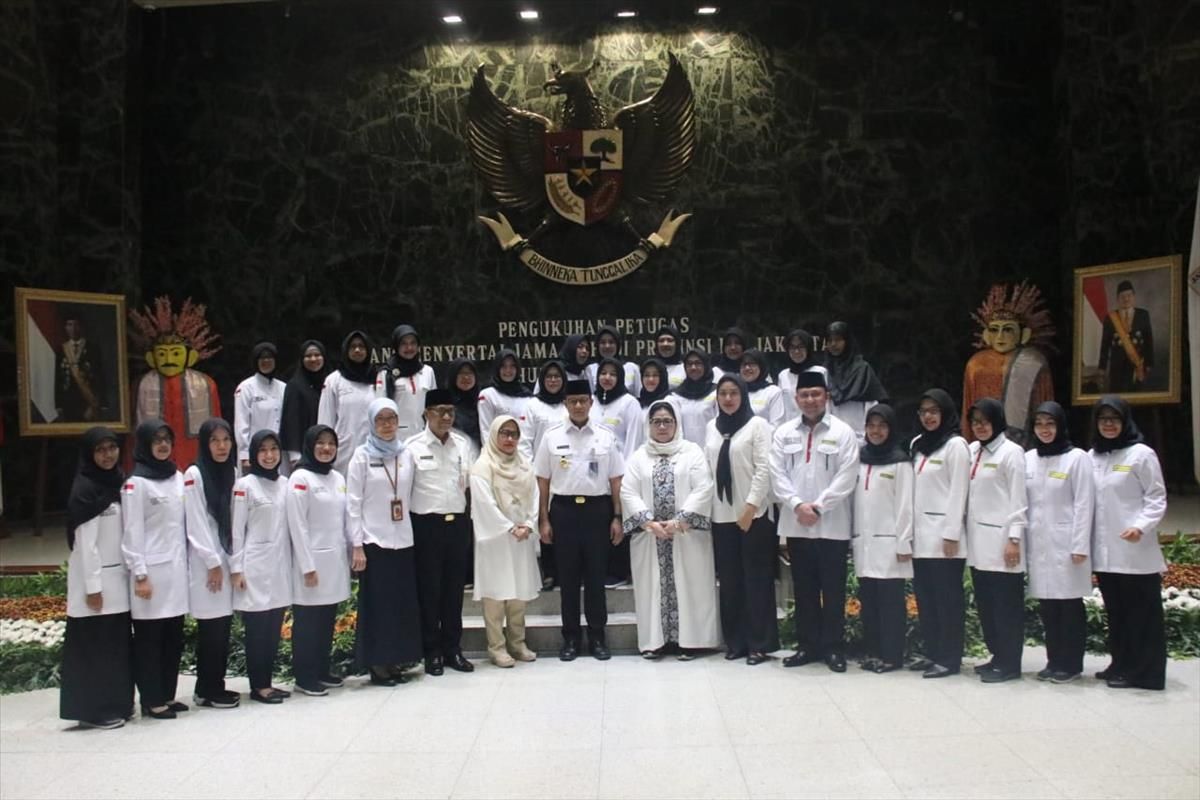 Gubernur DKI Jakarta Anies Baswedan saat kukuhkan 166 petugas pendamping jemaah haji, balai kota, Jakarta Pusat, Rabu (3/7/2019)