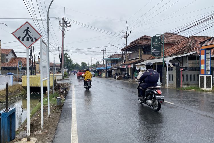 Lalu lintas di Jalan Raya Sukaurip-Sukareja yang nantinya akan jadi akses pengalihan arus lalu lintas usai ditutupnya jalan depan Kilang Balongan dalam program Buffer Zone di Kecamatan Balongan, Kabupaten Indramayu, Jawa Barat, Selasa (28/10/2025)