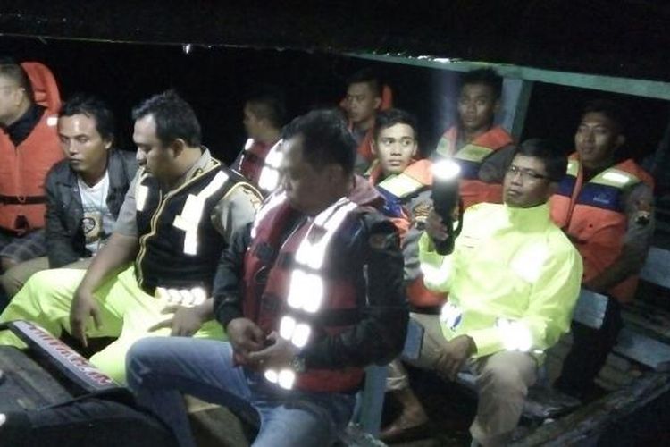 Tim gabungan pencarian korban tenggelam beserta Kapolres Brebes, Jawa Tengah, AKBP Luthfi Sulistiawan dengan menggunakan perahu mengelilingi Waduk Malahayu, Sabtu (21/1/2017) malam .