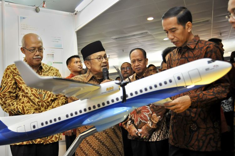 FOTO DOKUMENTASI. Presiden Joko Widodo (kanan) mendengarkan penjelasan dari Presiden ke-3 RI BJ Habibie (kedua kiri) mengenai industri penerbangan didampingi Menteri Riset Teknologi dan Pendidikan Tinggi (Menristekdikti) Mohamad Nasir (kedua kanan) saat mengunjungi stan pameran National Innovation Forum 2015 di Puspiptek, Serpong, Tangerang, Senin (13/4/2015). National Innovation Forum Tahun 2015 yang  diselenggarakan oleh Kementerian Riset, Teknologi, dan Pendidikan Tinggi itu bertujuan untuk mempromosikan hasil-hasil riset dari lembaga litbang dan perguruan tinggi kepada dunia usaha dan masyarakat. ANTARA FOTO/Yudhi Mahatma/Rei/pd/ama.