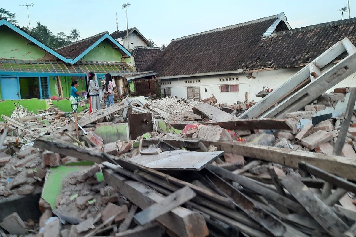 Kondisi rumah Sutrisno (63) di Desa Majangtengah, Kecamatan Dampit, Kabupaten Malang, Minggu (11/4/2021).