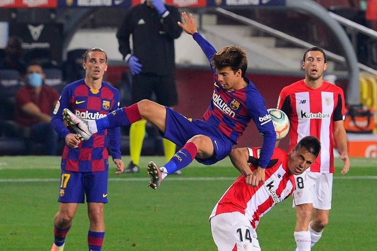 Gelandang Barcelona, Riqui Puig, berduel udara pada laga Liga Spanyol kontra Athletic Bilbao di Stadion Camp Nou, 23 Juni 2020.