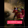 Video Petugas Pemadam Kebakaran Congkel Kap Mobil yang Terbakar