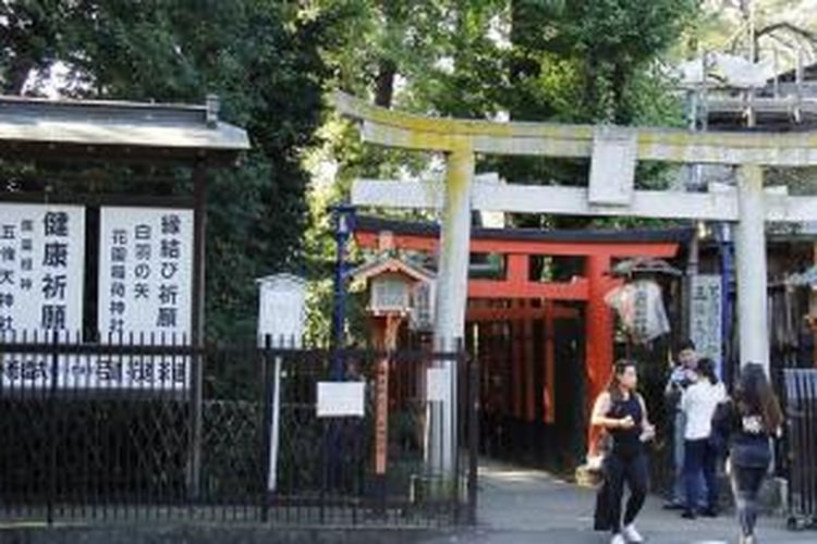 Salah satu kuil di kawasan Ueno, Tokyo, disambangi pelancong dari sejumlah negara. Kawasan Ueno adalah alternatif tempat pelesir bagi pelancong yang ingin melihat peninggalan budaya Jepang tanpa harus keluar dari Tokyo. 