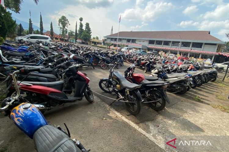Sejumlah kendaraan sepeda motor hasil razia disita di Markas Polres Garut, Jawa Barat, Senin (1/7/2024). 