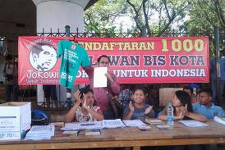 Posko Perjuangan Rakyat (Pospera) bersama 1000 orang mendeklarasikan Relawan Bis Kota untuk mendukung pencapresan Jokowi-JK di Terminal Kampung Melayu, Jakarta, Kamis (29/5/2014).