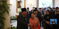 Full Senyum, Prabowo-Megawati Gandengan Tangan Usai Upacara 