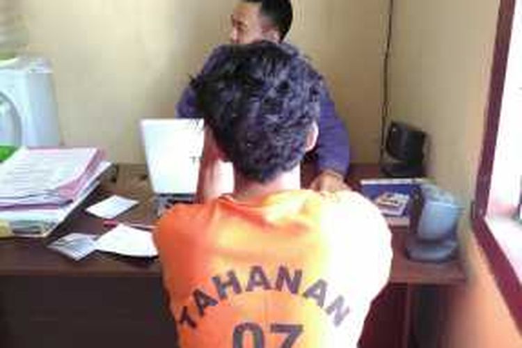 RZ saat diperiksa petugas di Polres Lombok Tengah.