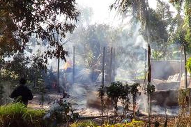 Salah satu rumah di Kampung Warseti, Distrik Tanah Rubuh yang dibakar oleh ratusan massa dari Distrik Oransbari, Minggu (14/9/2014).