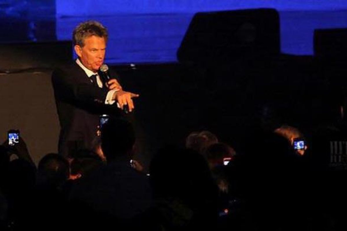 Aksi panggung David Foster dengan soprano Hayley Westenra (tidak tampak) pada konser David Foster & Friends Asia Tour 2012 di Mata Elang International Stadium (MEIS), Ancol, Jakarta Utara, Jumat (9/11/2012) malam. (Tribun Jakarta/Jeprima)