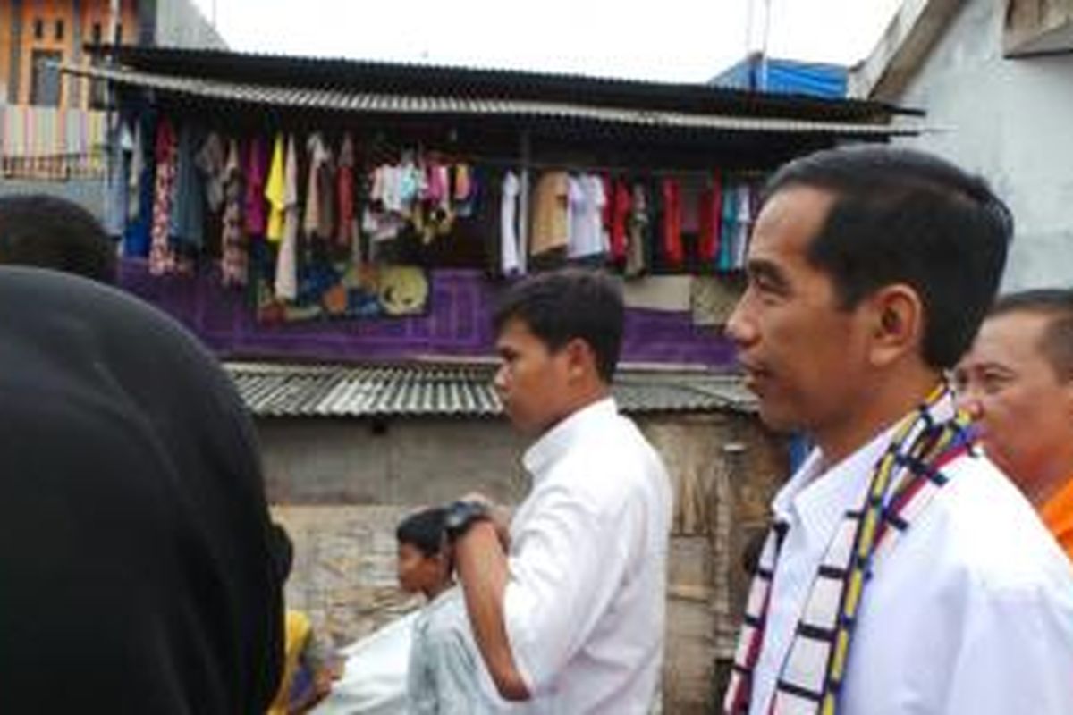Gubernur DKI Jakarta Joko Widodo mengunjungi Rusun Sindang, Koja, Jakarta Utara, Jumat (6/2/2014).