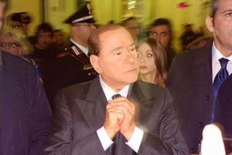 Politisi Italia, Silvio Berlusconi, dijatuhi hukuman satu tahun penjara karena terbukti melanggar Undang-undang Kerahasiaan dengan mempublikasikan transkrip penyadapan telepon yang dilakukan polisi di salah satu media miliknya.