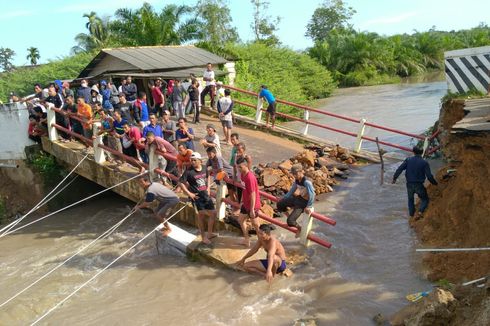 Jembatan Ambruk, Pedagang Bakso Hanyut Terbawa Arus, Sang Anak Ditemukan Selamat