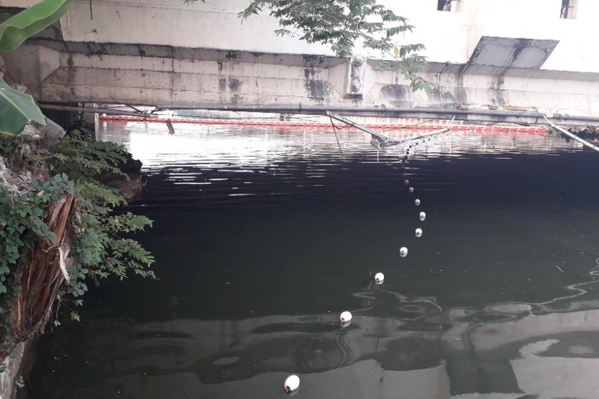 Kondisi di kolong jembatan Mal Mangga Dua Square, Jalan Gunung Sahari, yang diduga menjadi lokasi beradanya buaya, Rabu (10/10/2018).