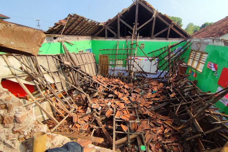 Ruang kelas 1 SDN Kedungdawa Kecamatan Kedawung Kabupaten Cirebon Jawa Barat ambruk diterpa hujan deras dan angin kencang Jumat malam (17/11/2023). Tidak ada korban jiwa karena pihak sekolah telah memindahkan aktifitas KBM 80 orang siswa siswi ke kelas lain.