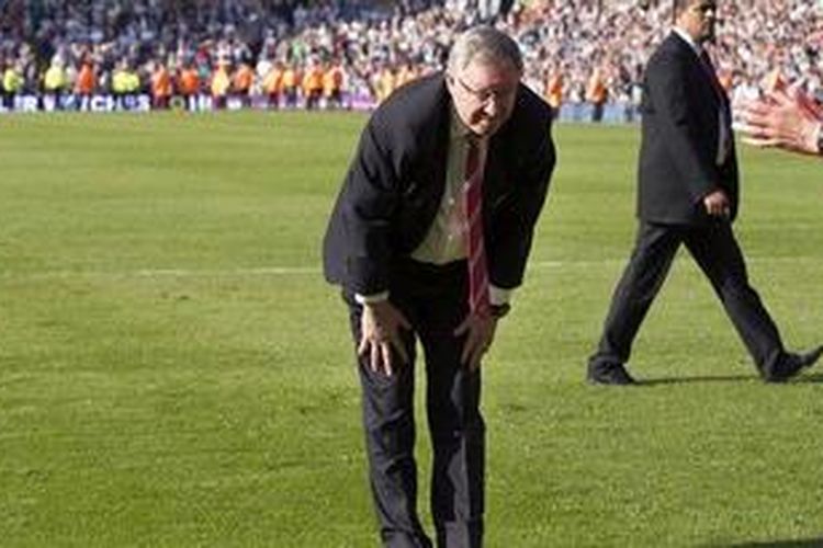 Sir Alex Ferguson memberi penghormatan kepada suporter Manchester United sebagai tanda perpisahan usai timnya melawan West Brom Albion, Minggu 919/5/2013), di Stadion Hawthorns.