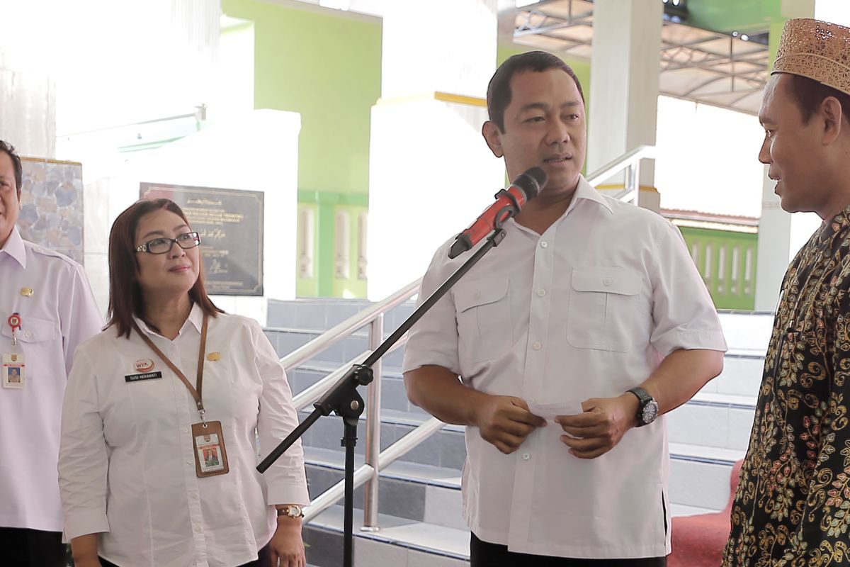  Wali Kota Semarang, Hendrar Prihadi, berbincang bersama warga saat menyambangi wilayah Tambakrejo, Gayamsari, Kota Semarang, Rabu (10/4/2019). 

 