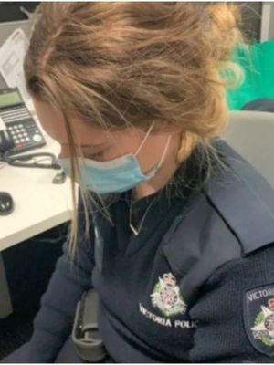 Polisi wanita (polwan) Victoria, Australia, yang dibenturkan kepalanya ke paving beton dalam sebuah insiden pada Senin (3/8/2020).