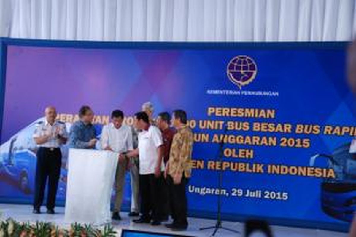 Menteri Perhubungan RI, Ignasius Jonan dan Menko Bidang Kemaritiman RI, Indroyono Soesilo menekan tombol sirine menandai Produksi dan perakitan 1.000 armada bus besar bus rapid transit (BRT), Rabu (29/7/2015) siang di Karoseri Laksana, Kabupaten Semarang