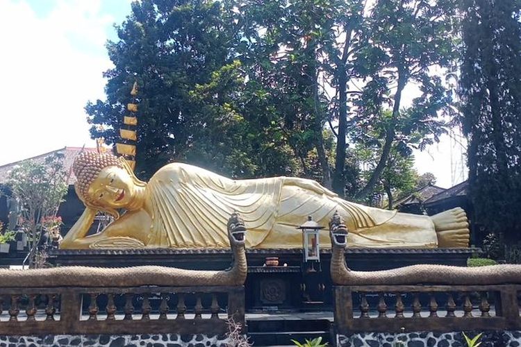 Potret Patung Buddha Tidur di Vihara Dhammadipa Arama yang berada di Kota Batu, Jawa Timur pada Minggu (15/5/2022). 