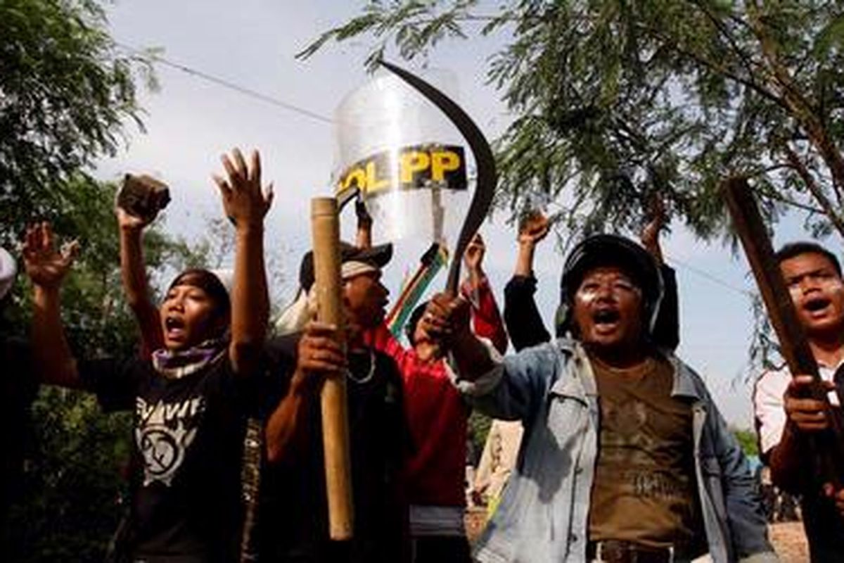 Warga mempersenjatai diri dengan senjata tajam saat terlibat bentrok dengan satpol PP dalam upaya pembongkaran kompleks makam Mbah Priuk di Tanjung Priok, Jakarta, Rabu (14/4/2010). Sedikitnya empat orang anggota satpol pp terluka saat bentrokan dengan warga terjadi. 