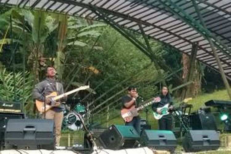 Grup band Efek Rumah Kaca (ERK) tampil bersama gitaris dan vokalis band Sigmun, Haikal Azizi (kedua dari kanan) dalam RRRec Fest in The Valley 2015 di Tanakita Camping Ground, Situ Gunung, Kadudampit, Sukabumi, Jawa Barat, Sabtu (26/7/2015). ERK dan Haikal tampil menyanyikan 'Debu-debu Beterbangan'.