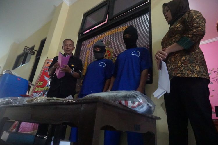 Haryoto (dua dari kanan) tersangka pencabulan anak dibawah umur saat gelar perkara di markas Polres Magelang, Jawa Tengah, Jumat (7/7/2017).