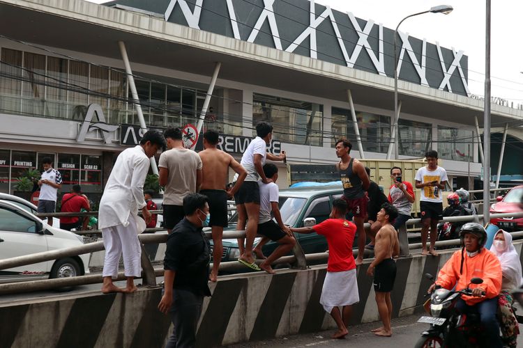 Pemain PSM Makassar Zulkifli Syukur (berdiri) berlari keluar hotel karena terjadi gempa 6,7 RS yang menguncang Malang, Jawa Timur, Sabtu (10/04/2021) siang.