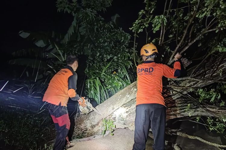 Evakuasi pohon BPBD kab Kediri 