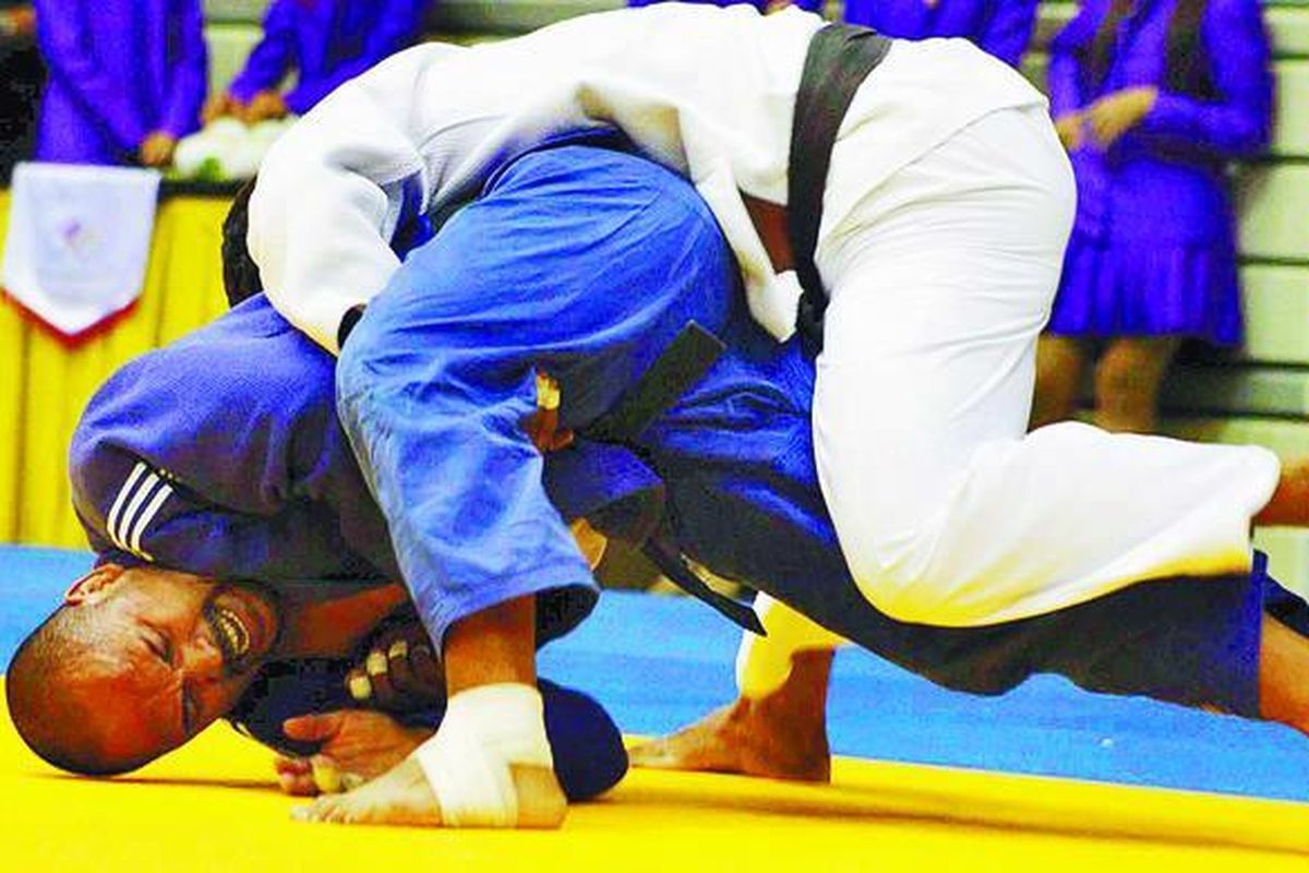 Pejudo Indonesia, Kresna Bayu (bawah), saat tampil di final kelas 100 kg melawan pejudo India, Anil Kumar, pada Asian Martial Arts Games I di Bangkok, Thailand. 