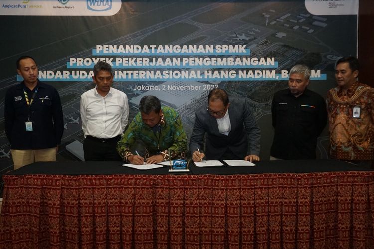 Proses penandatanganan Surat Perintah Mulai Kerja (SPMK) proyek pengembangan Bandara Internasional Hang Nadim Batam di Jakarta pada Rabu (2/11/2022)