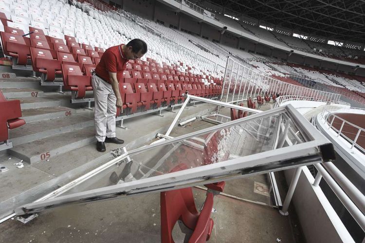 Direktur Utama Pusat Pengelola Kompleks Gelora Bung Karno (PPK GBK) Winarto memeriksa kondisi pagar pembatas lapangan yang rusak di Stadion Utama GBK, Senayan, Jakarta, Minggu (18/2/2018). Kerusakan tersebut akibat ulah suporter tidak bertanggung jawab salah satu tim yang bertanding pada perhelatan final Piala Presiden.